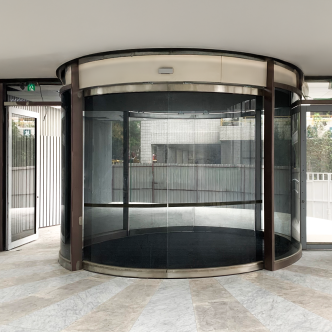 企業門面首選｜弧形自動門升級建築格局